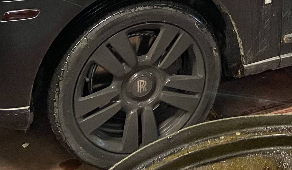 قصة غريبة نجم كرة القدم الأميركية يأخذ سيارته رولز رويس كولينان إلى وكيل شيفروليه لفحص الفرامل صورة 3