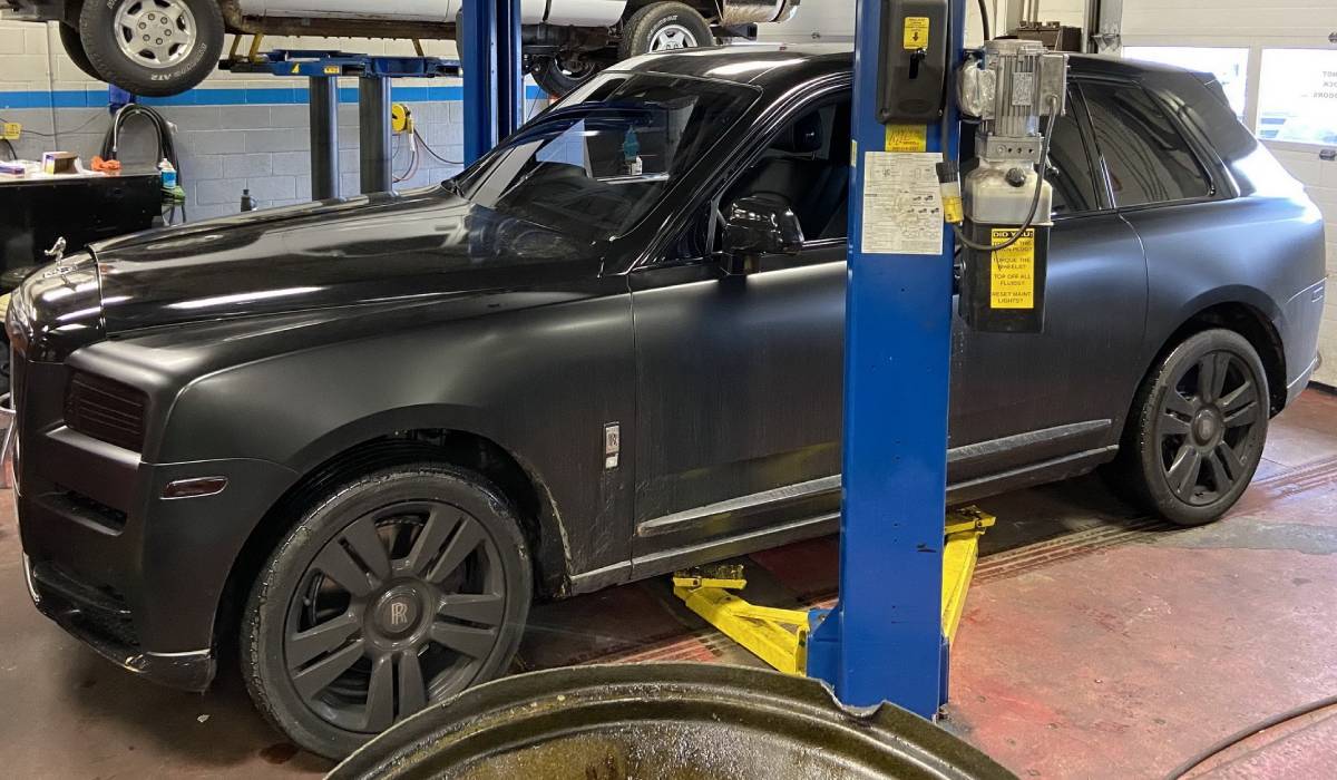 قصة غريبة نجم كرة القدم الأميركية يأخذ سيارته رولز رويس كولينان إلى وكيل شيفروليه لفحص الفرامل صورة 4