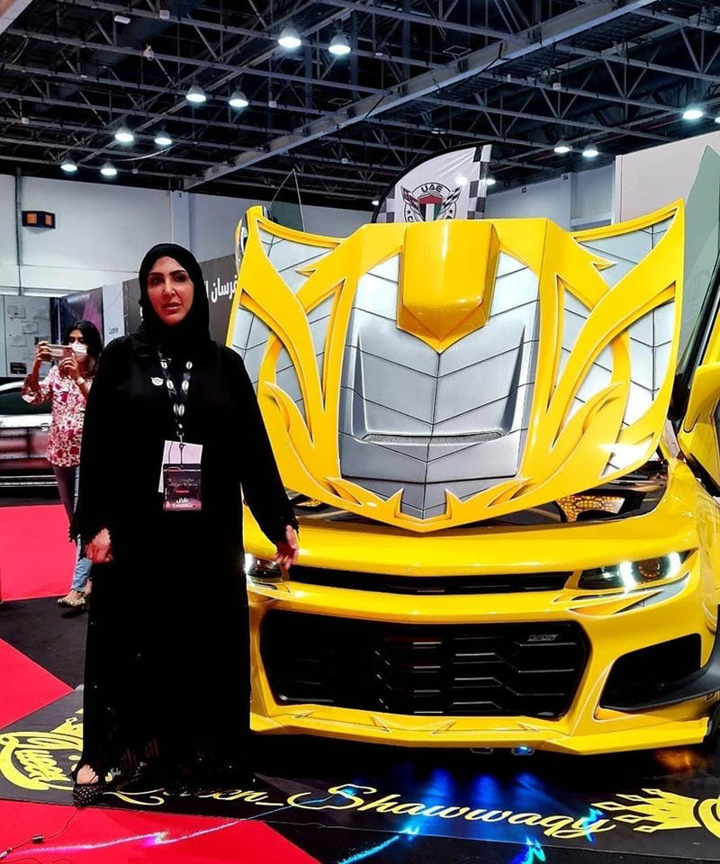 سيدة إماراتية تعدل كامارو