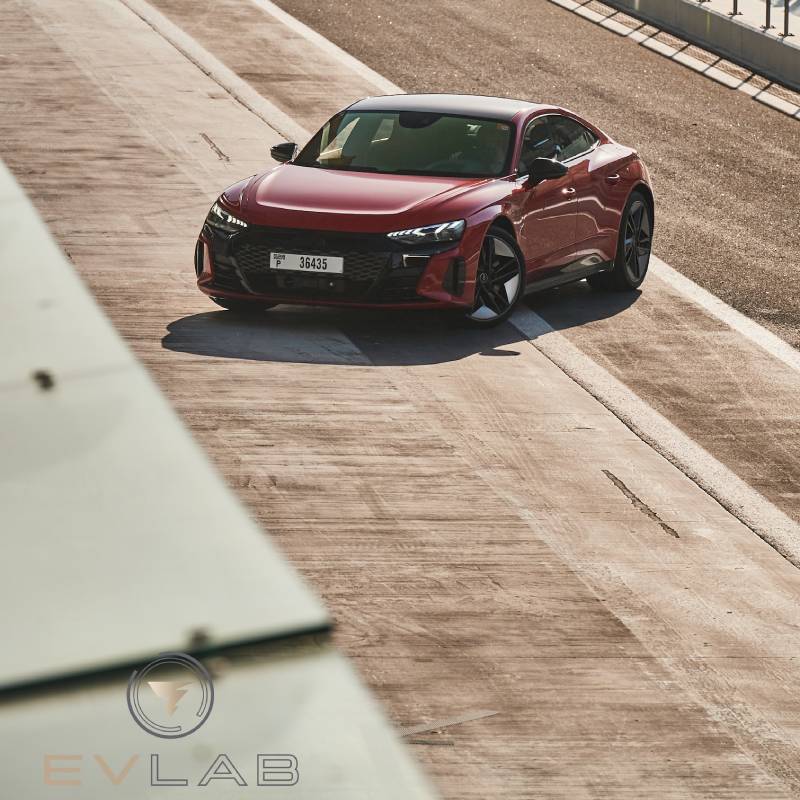 مختبر المركبات الكهربائية EV LAB يستضيف فعالية يوم الحلبة للسيارات الكهربائية على حلبة مرسى ياس للفورمولا 1 صورة 3