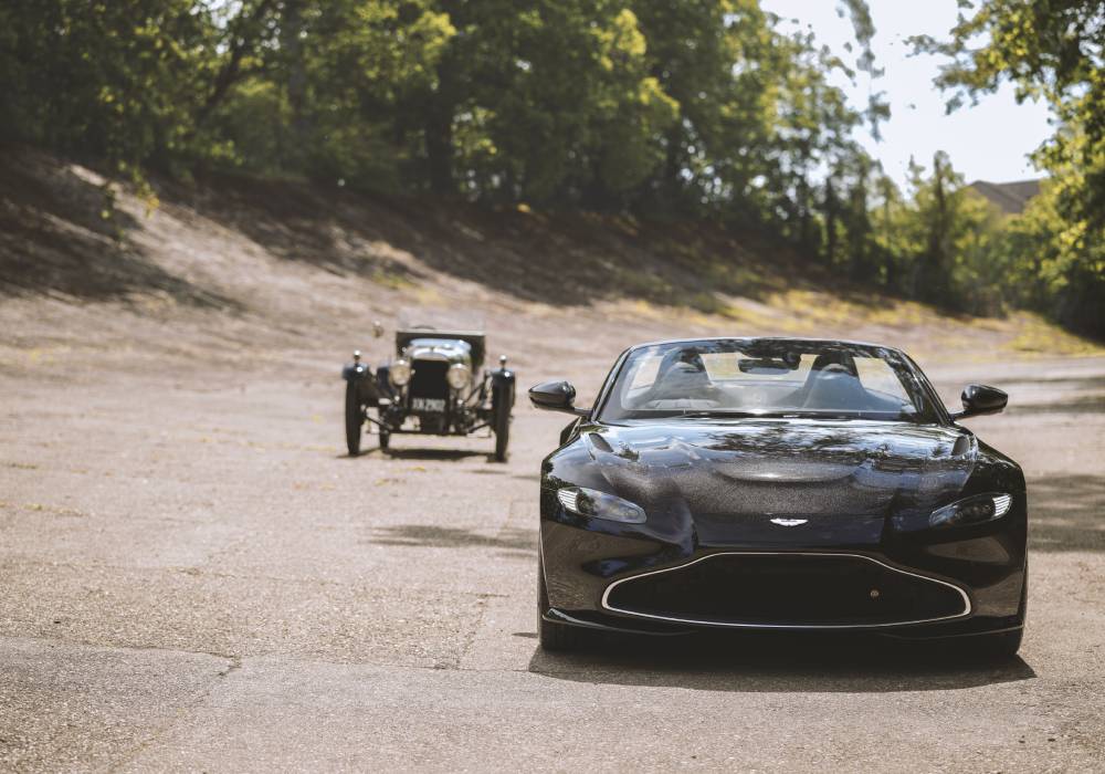 أستون مارتن تقدم سيارة فانتاج رودستر احتفالاً بالذكرى المئوية لإطلاق سيارة إيه 3 صورة 4
