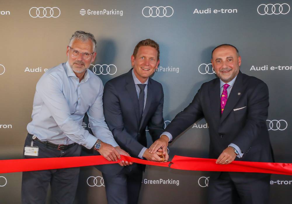 أودي توسع شبكة محطات شحن السيارات الكهربائية وتركّب 3 منافذ جديدة للشحن في المنطقة الحرة بمطار دبي صورة 2