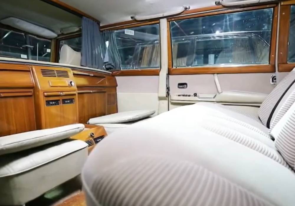 السيارة المحببة لحاكم الشارقة الموجودة بمتحف الشارقة للسيارات القديمة صورة 2