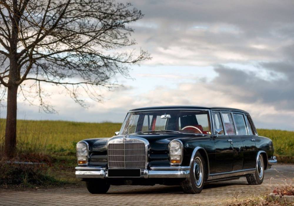 السيارة المحببة لحاكم الشارقة الموجودة بمتحف الشارقة للسيارات القديمة صورة 4