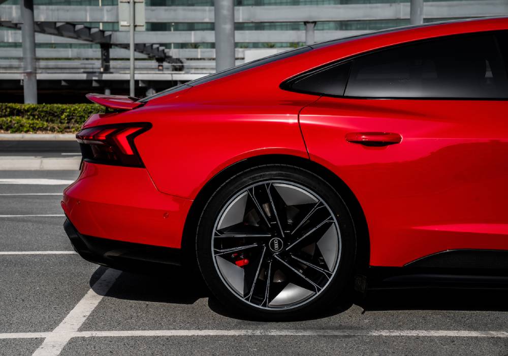 اودي توفر لعملائها التسجيل للحصول على سيارة RS e-tron GT الرائدة في عالم السيارات الكهربائية صورة 3