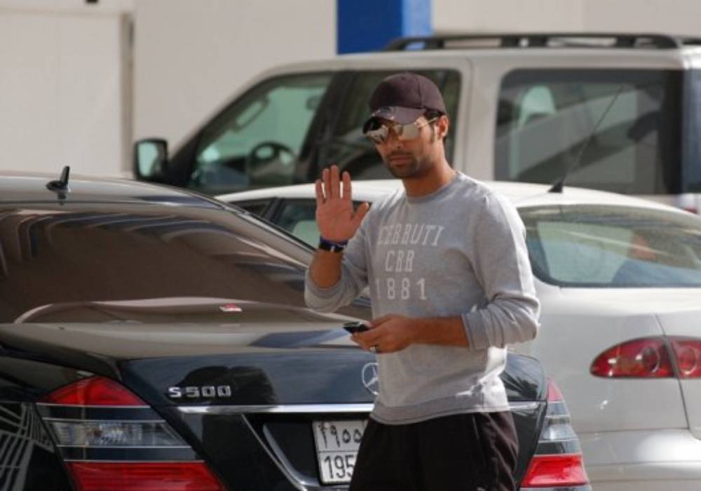 سيارات رائعة بطرازات متنوعة مركونة في مرآب النجم ياسر القحطاني صورة 1