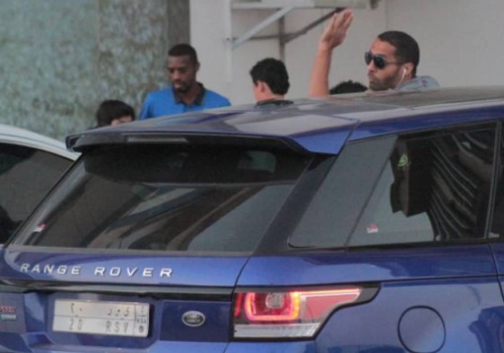 سيارات رائعة بطرازات متنوعة مركونة في مرآب النجم ياسر القحطاني صورة 4