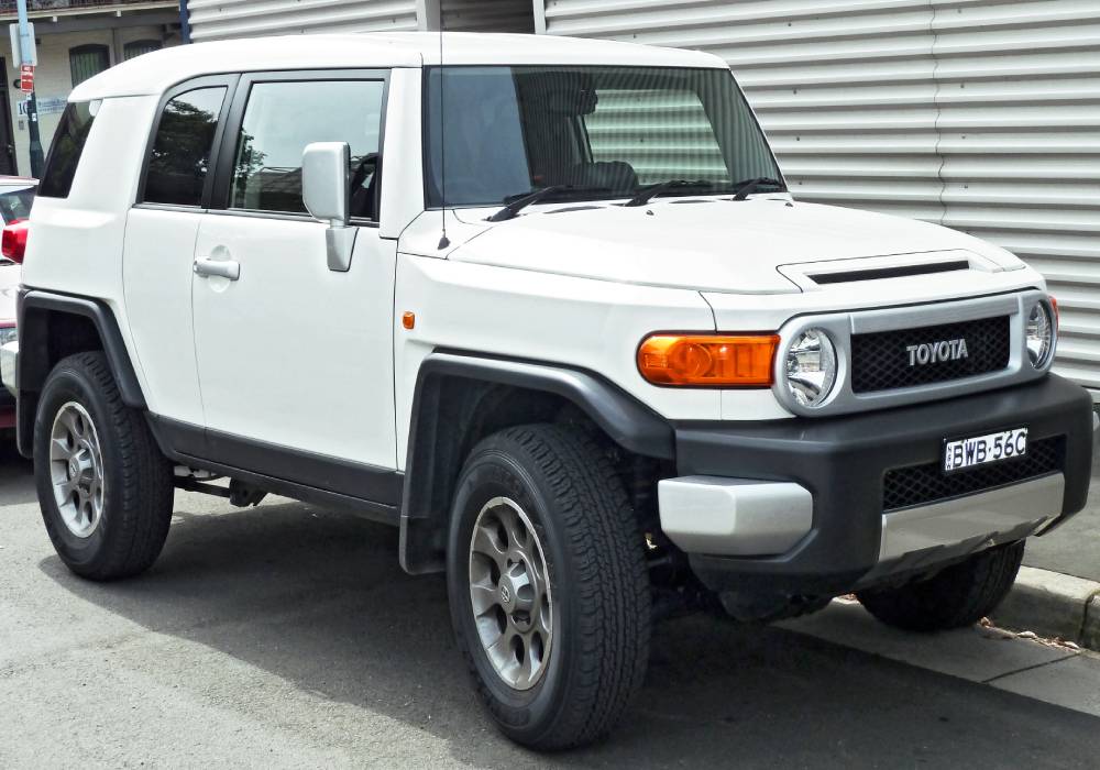 سيارات رائعة بطرازات متنوعة مركونة في مرآب النجم ياسر القحطاني صورة 6