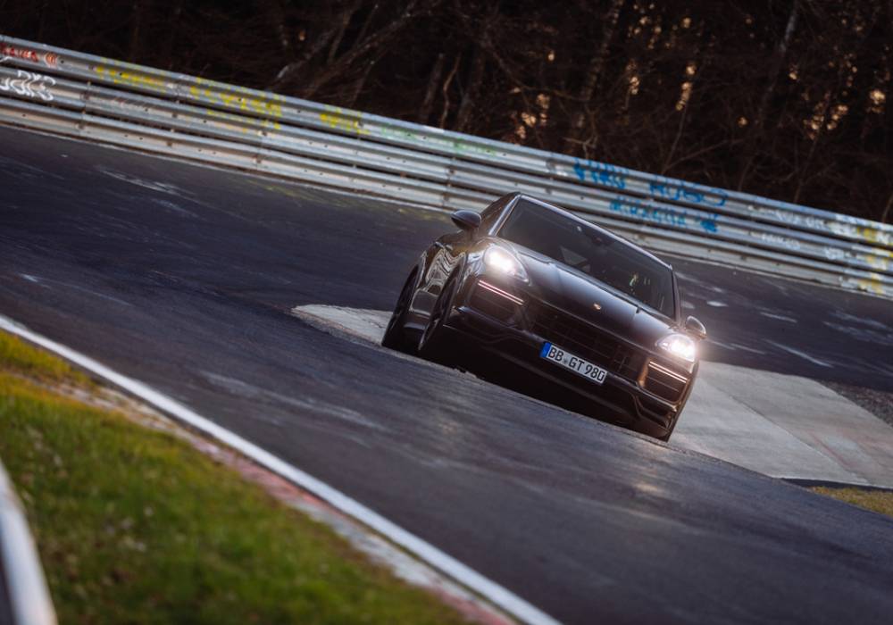 سيارة كايَن فائقة الأداء تحقق زمناً قياسياً جديداً على حلبة نوربورغرينغ نوردشلايفه صورة 3