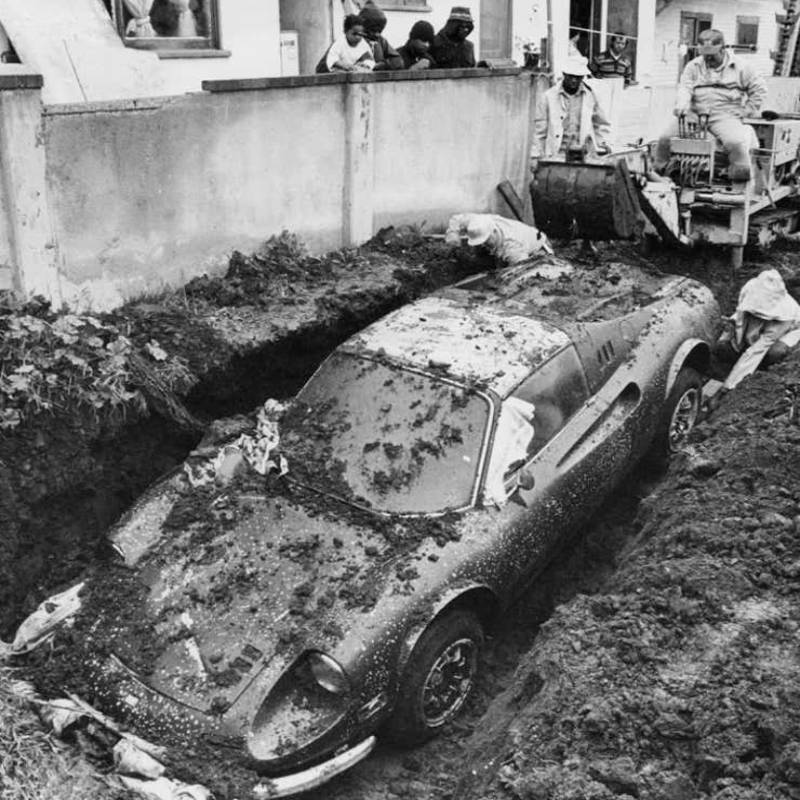 قصة صورة فيراري بأكملها مدفونة في الرمال صورة 2