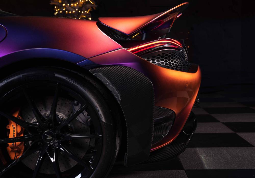 ماكلارين تقدم نموذج مميز لإضافة الطابع الشخصي حسب الطلب عبر سيارة 765LT صورة 3