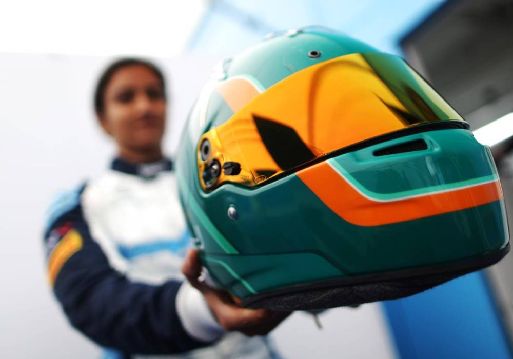 نجمة السباقات السعودية ريما الجفالي توجه أنظارها نحو تحقيق الإنجاز في حلبة سيلفرستون صورة 4