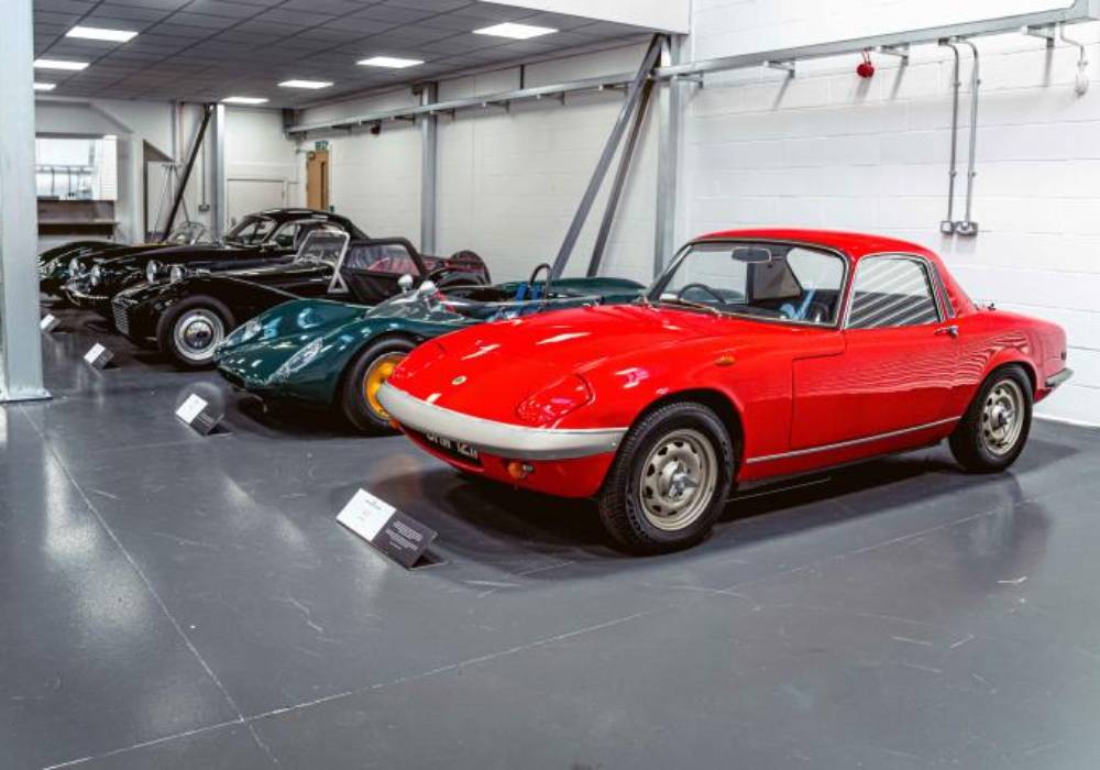 هذا السبعيني هو من أباطرة عالم السيارات ولديه مجموعة لم ترها يوما في حياتك صورة 2