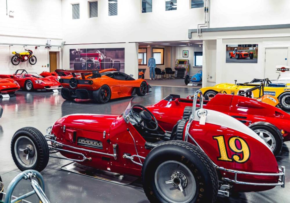 هذا السبعيني هو من أباطرة عالم السيارات ولديه مجموعة لم ترها يوما في حياتك صورة 3