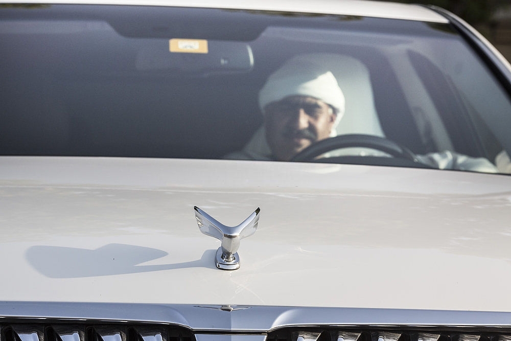 يقود سيارة رولز رويس