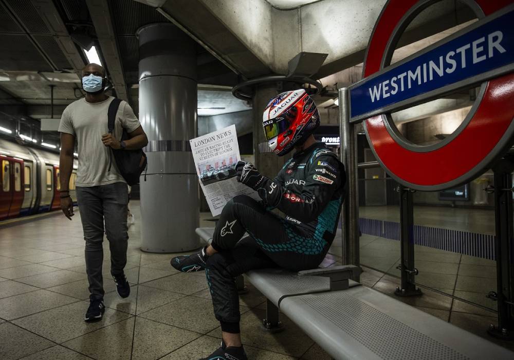 جاكوار للسباقات تستنسخ سائقيها لتحيّي ركاب قطار الأنفاق قبل سباق لندن للسيارات الكهربائية صورة 2