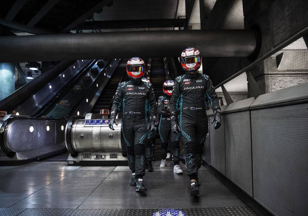 جاكوار للسباقات تستنسخ سائقيها لتحيّي ركاب قطار الأنفاق قبل سباق لندن للسيارات الكهربائية صورة 3