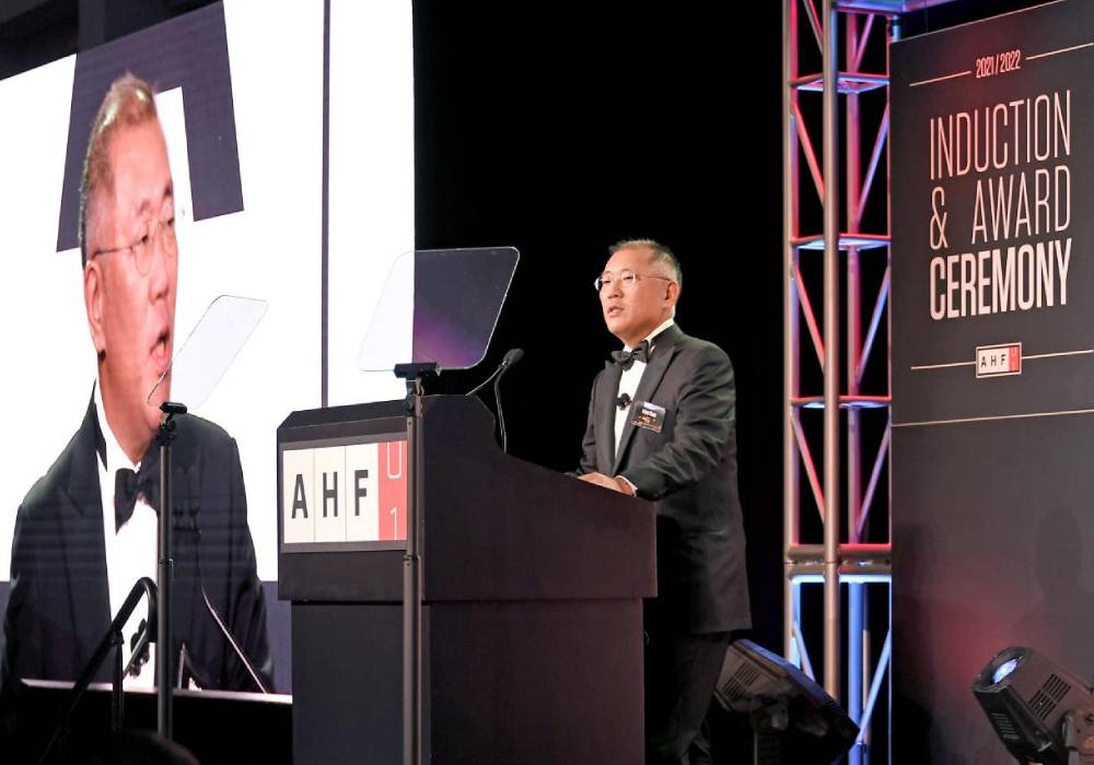 إدراج الرئيس الفخري لمجموعة هيونداي موتور في قاعة مشاهير السيارات صورة 3