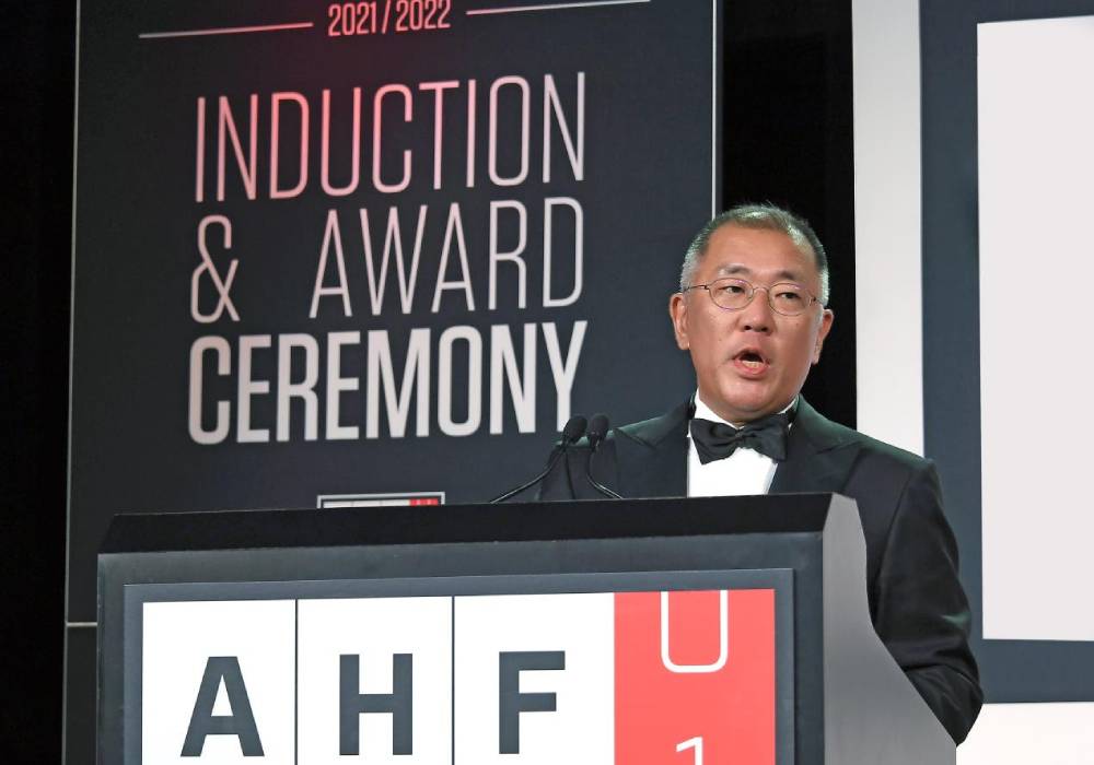 إدراج الرئيس الفخري لمجموعة هيونداي موتور في قاعة مشاهير السيارات صورة 4