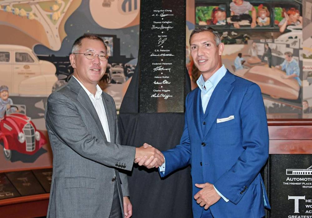 إدراج الرئيس الفخري لمجموعة هيونداي موتور في قاعة مشاهير السيارات صورة 5