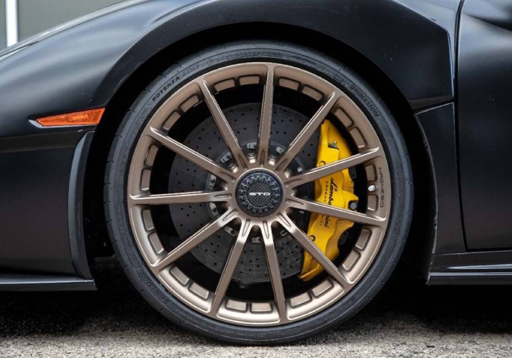بريجستون تعقد شراكة مع لامبورغيني لتطوير إطارات بوتينزا ريس الرياضية لسيارة هوراكان اس تي او صورة 2