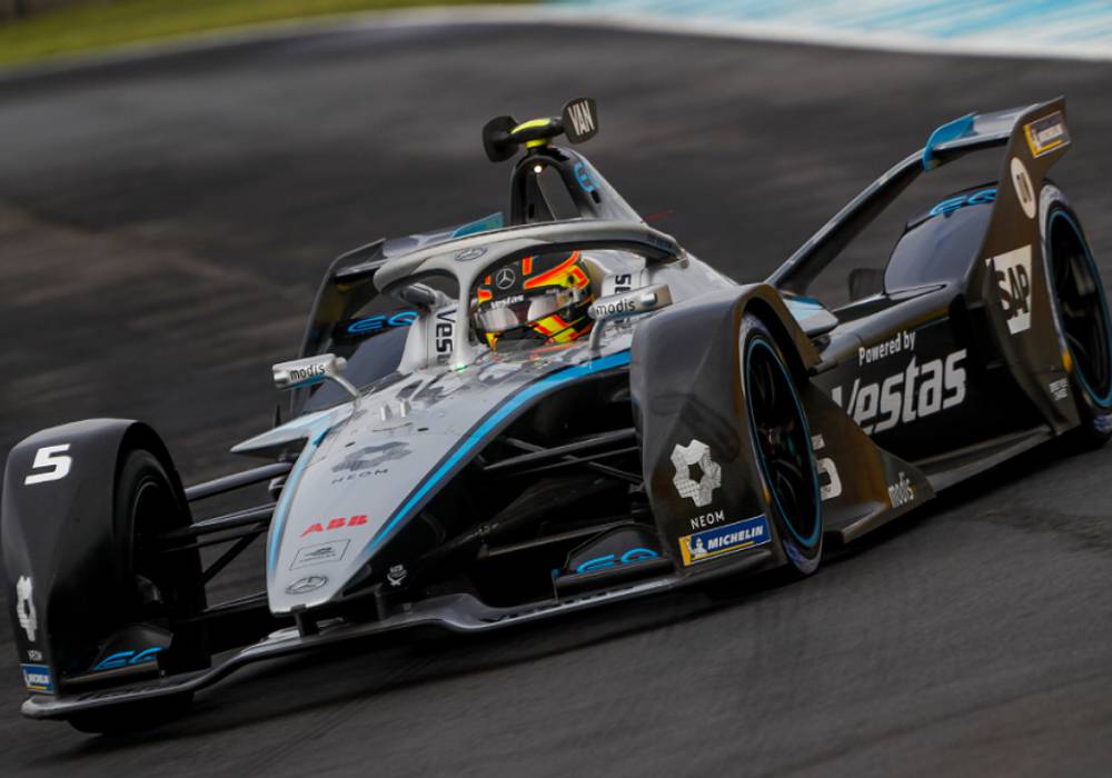 خريجو نيوم يتلقون تدريبا عالمياً مع فريق مرسيدس إي كيو فورمولا إي صورة 2