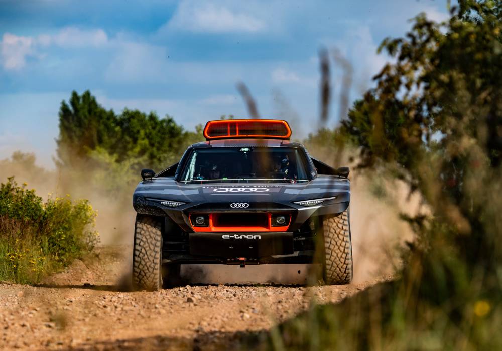 سيارة أودي اي ترون كيو ار اس تبدء سلسلة من الاختبارات في رالي داكار صورة 2