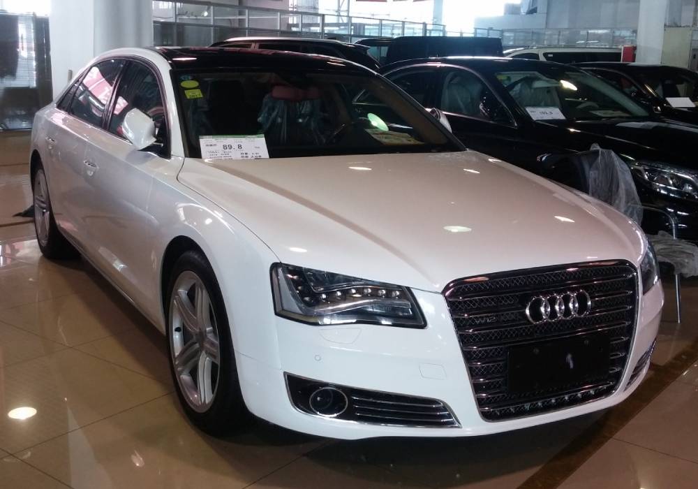 سيارة اودي A8 صورة 2