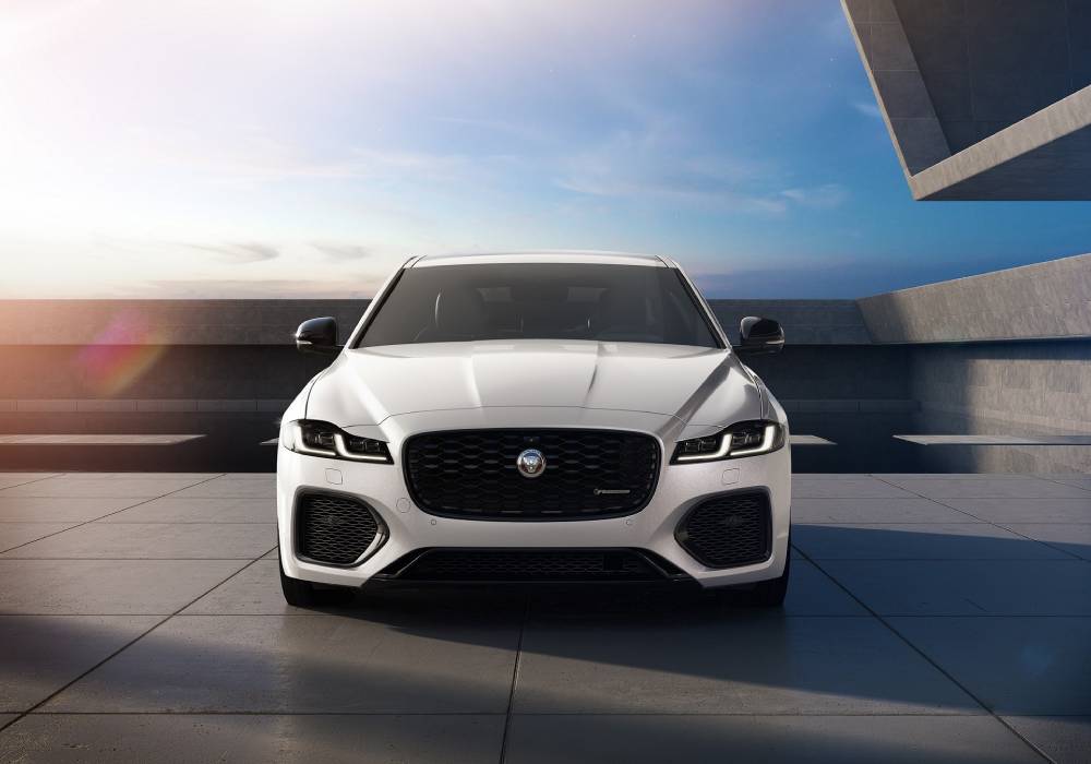 طراز آر دايناميك بلاك لسيارتي جاكوار XF وXE بتصميم واتصالات أفضل صورة 2