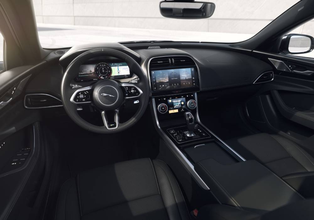 طراز آر دايناميك بلاك لسيارتي جاكوار XF وXE بتصميم واتصالات أفضل صورة 3