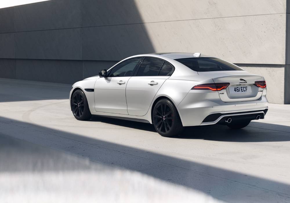 طراز آر دايناميك بلاك لسيارتي جاكوار XF وXE بتصميم واتصالات أفضل صورة 4