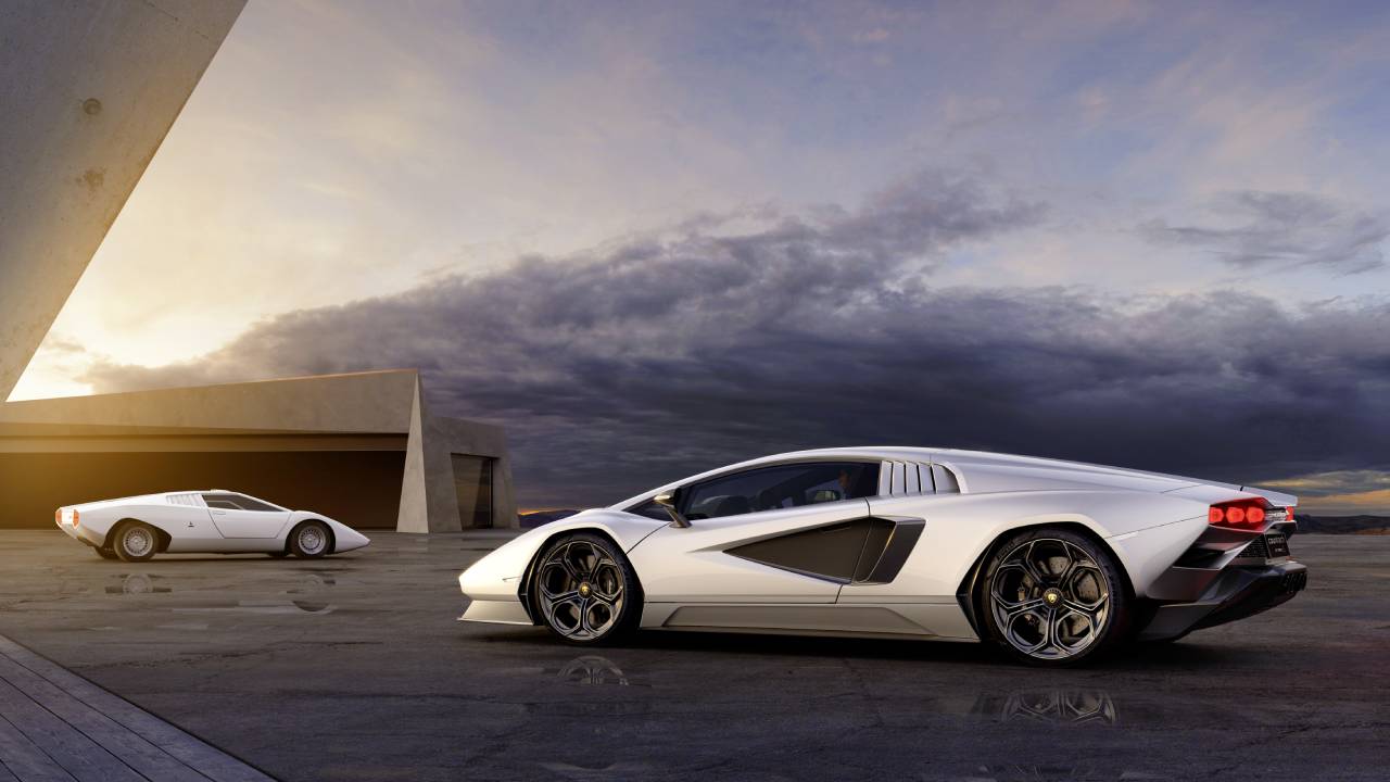 لامبورجيني كونتاش من الجانب