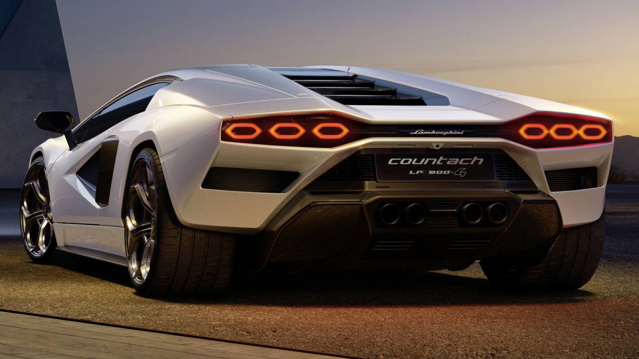 لامبورجيني كونتاش من الخلف