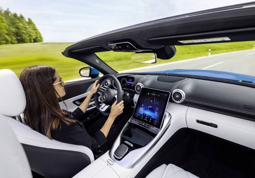 نظرة حصرية على مقصورة سيارة SL الجديدة من مرسيدس–AMG صورة 4