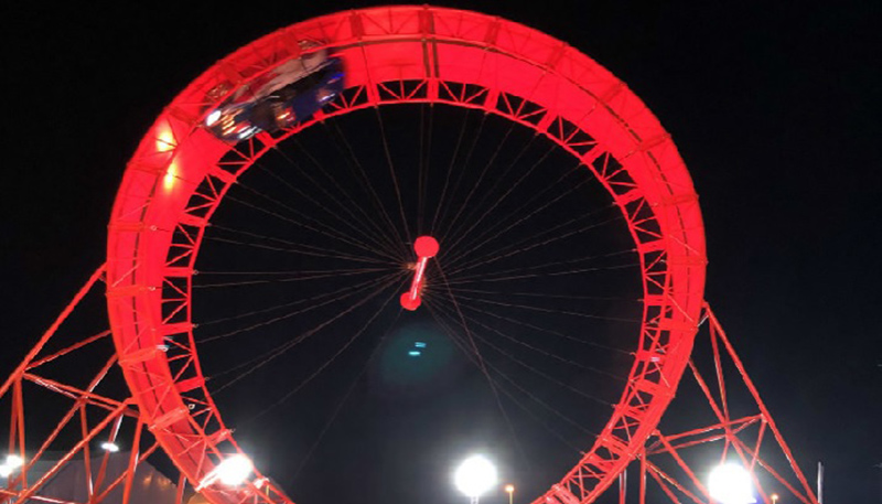 الدوران داخل أكبر حلقة في سيارة