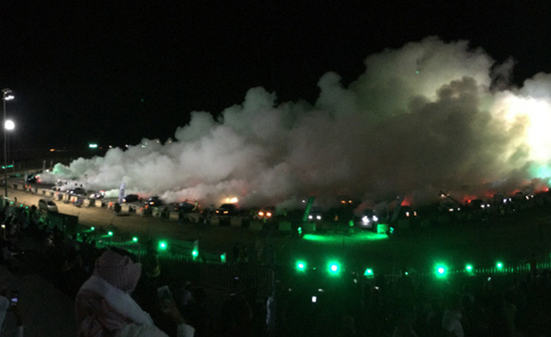 أكبر حرق لإطارات السيارات في وقت واحد