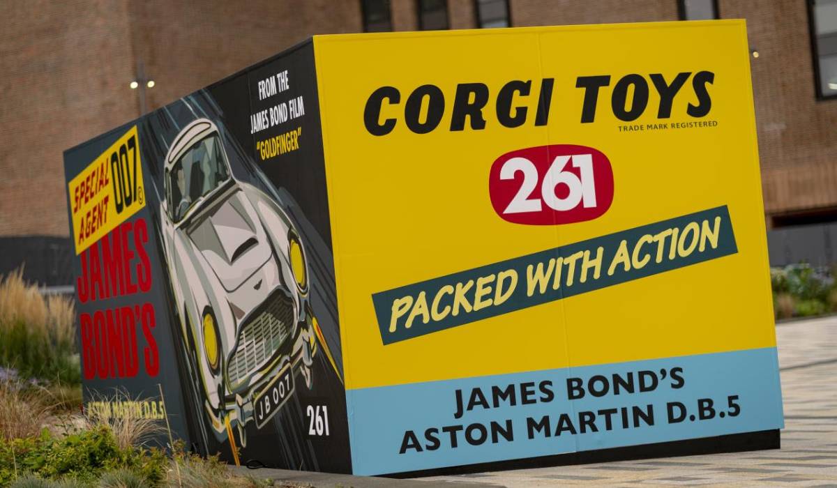 أستون مارتن تستهل حملة لا وقت للموت بعرض علبة ضخمة تحاكي صندوق لعبة كورجي دي بي 5 المميزة صورة 3