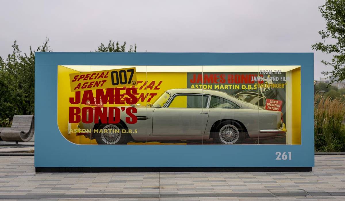 أستون مارتن تستهل حملة لا وقت للموت بعرض علبة ضخمة تحاكي صندوق لعبة كورجي دي بي 5 المميزة صورة 4