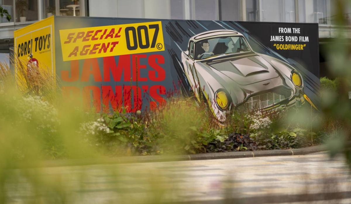 أستون مارتن تستهل حملة لا وقت للموت بعرض علبة ضخمة تحاكي صندوق لعبة كورجي دي بي 5 المميزة صورة 5