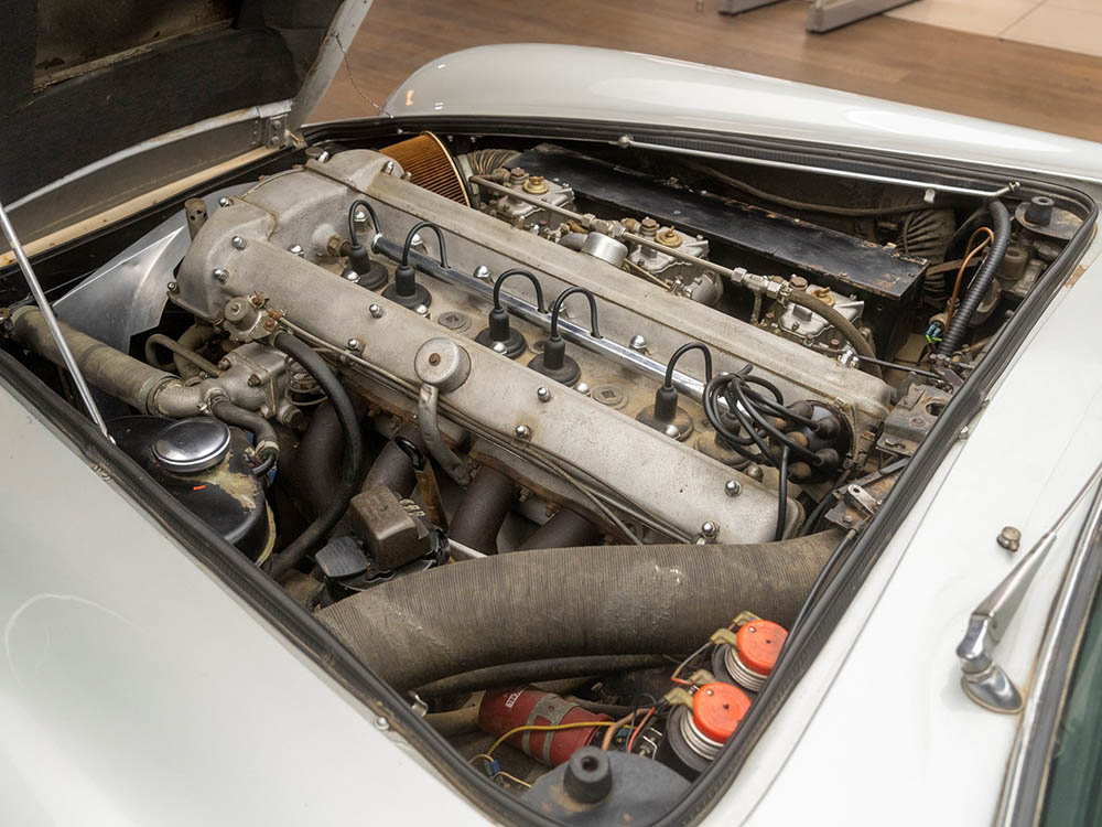 أستون مارتن