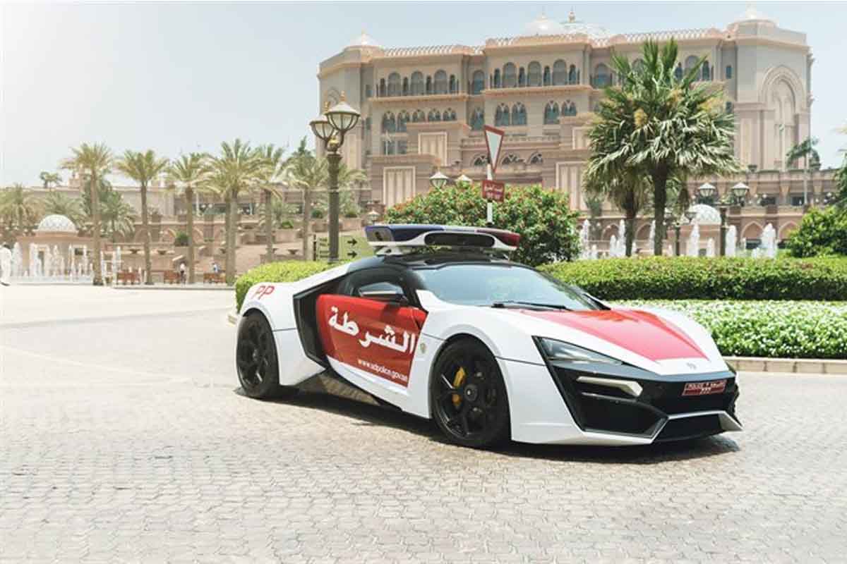 سيارات شرطة دبي وتسلا قادمة