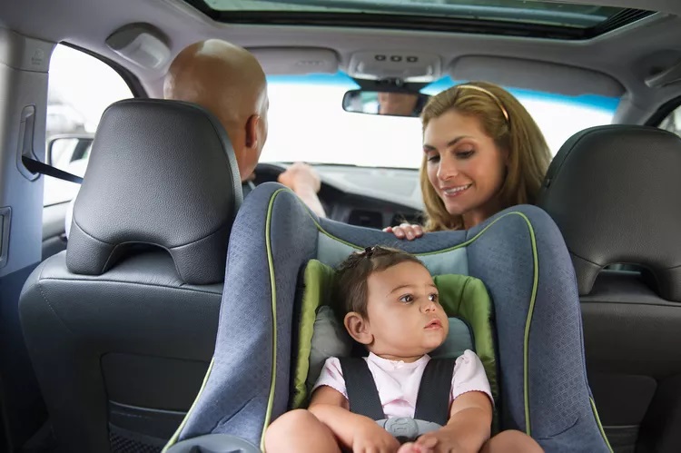 الأطفال في السيارة