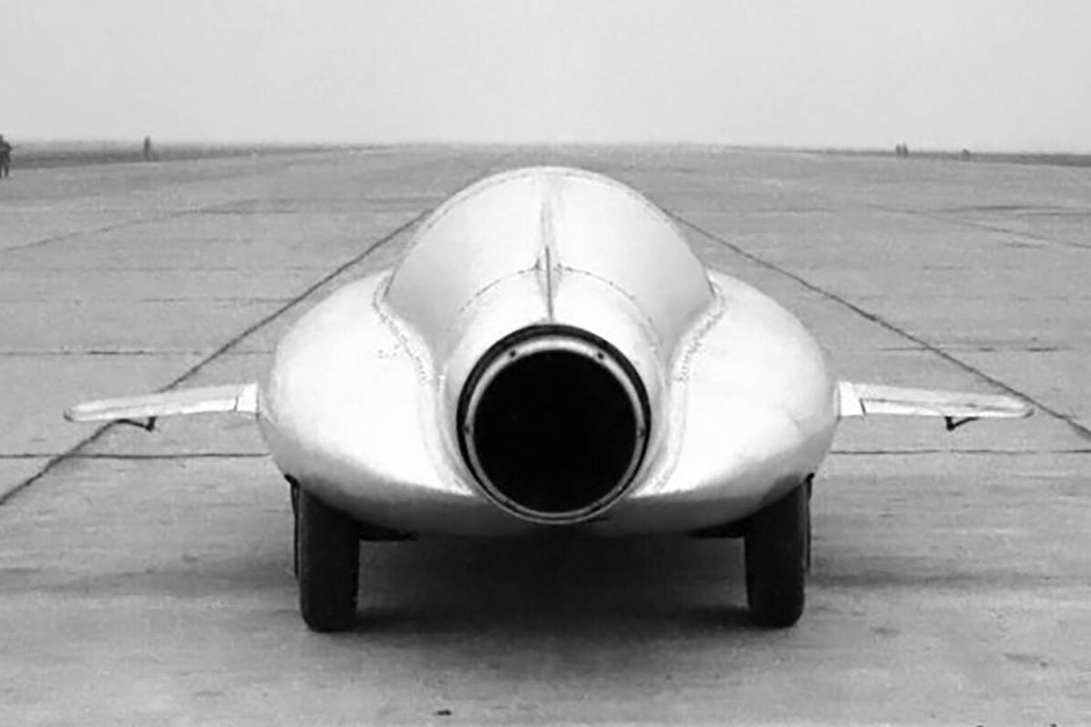 سيارة بمحرك نفاث