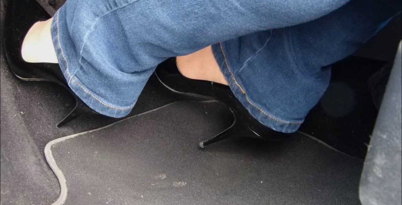 الكعب العالي أثناء القيادة