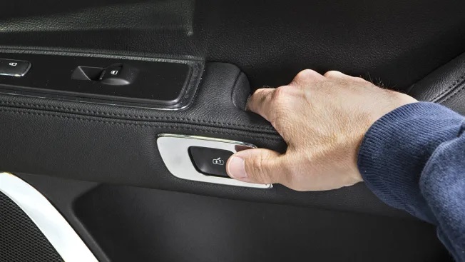 باب السيارة