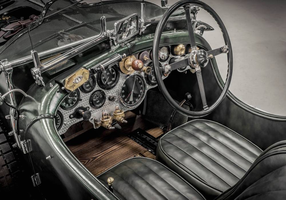 بنتلي مولينر تنجز يدوياً اولى سيارات باكالار و بلور للعملاء صورة 2