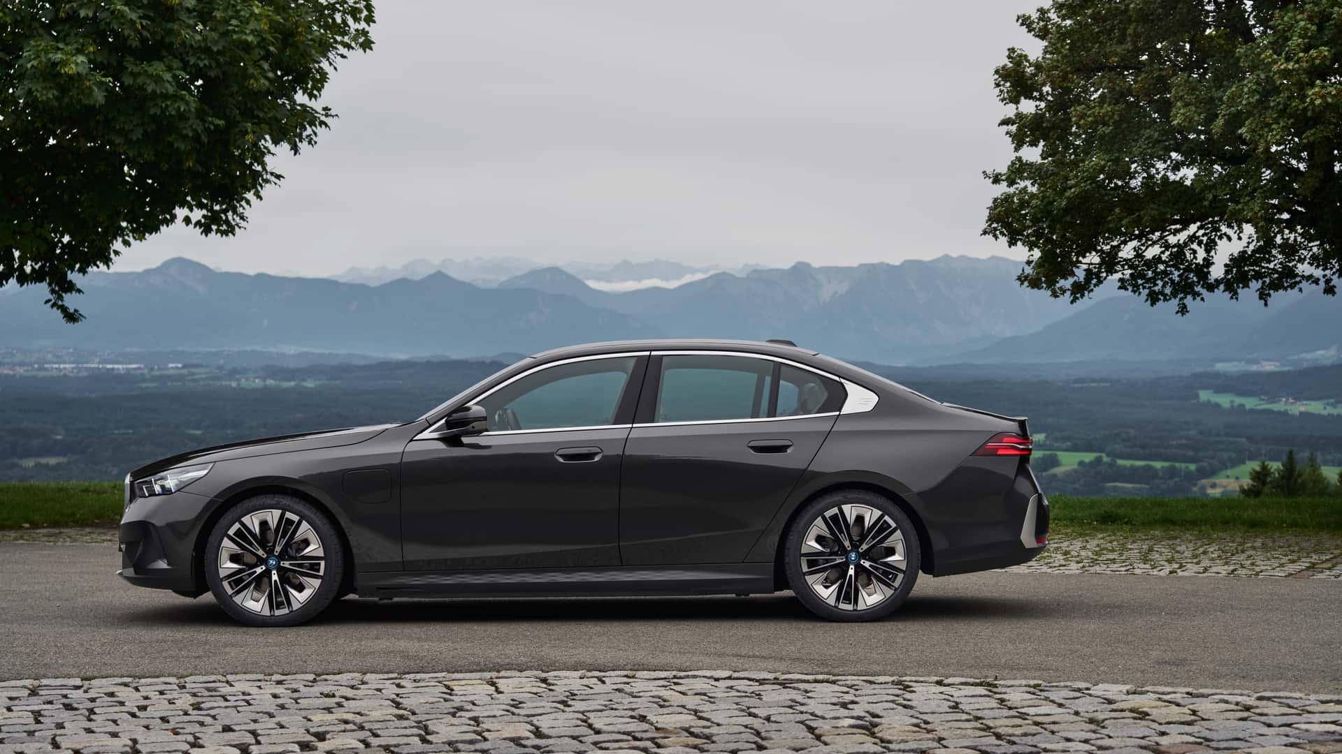 بي ام دبليو 530e و550e xDrive