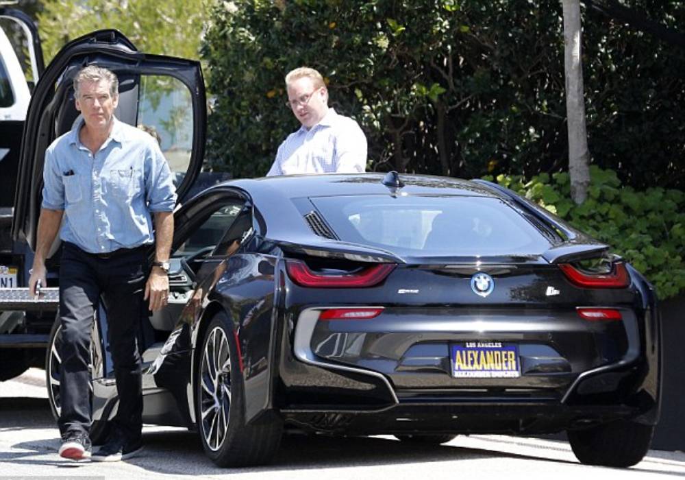 بيرس بروسنان بطل جيمس بوند مسرور بسيارة لا تشبه جيمس بوند بشيء صورة 2