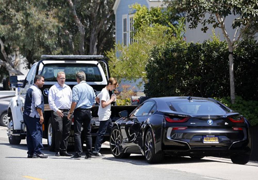 بيرس بروسنان بطل جيمس بوند مسرور بسيارة لا تشبه جيمس بوند بشيء صورة 3