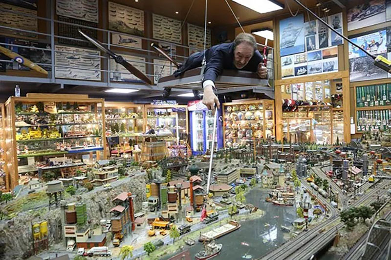 أكبر مجموعة من طوابع ونماذج السيارات